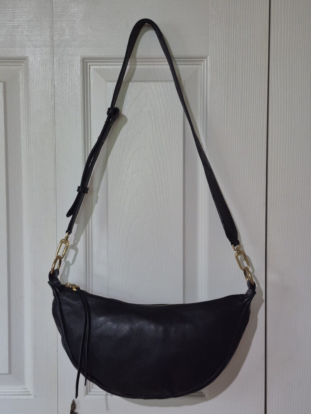 Hobo Knox Black Pebbled Leather Crescent Sling bag Crossbody EUC